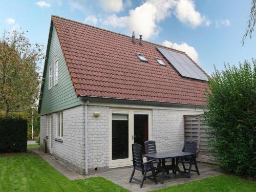 Wemeldinge House | Holiday Home in Peaceful Dutch Park with Terrace