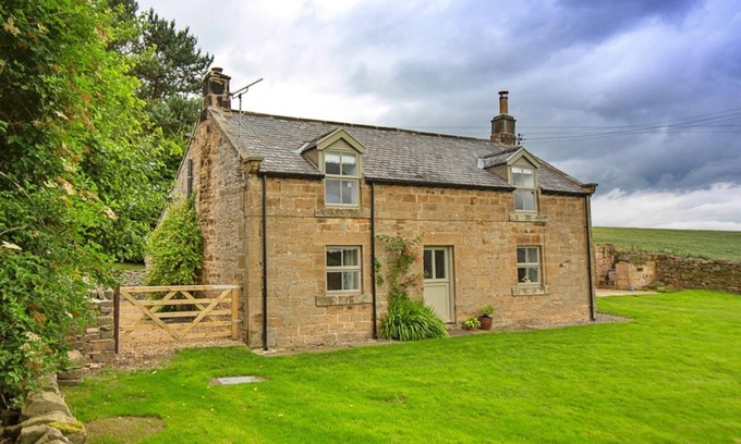 Hallington Cottage | Holiday Home in UK with Private Garden