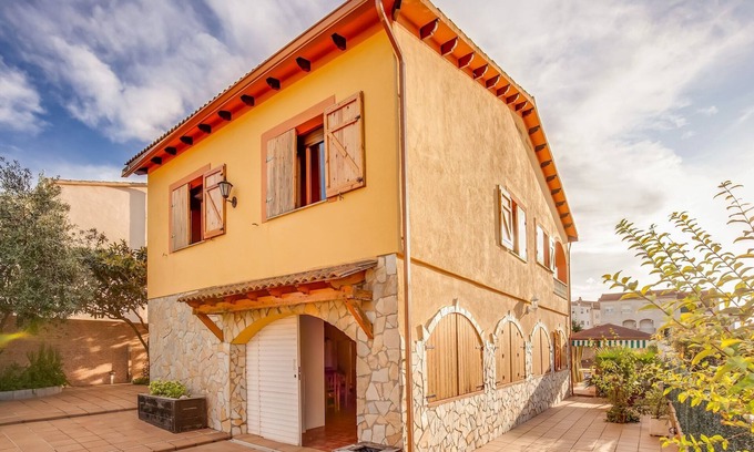 El Vendrell House | Holiday Home in Vendrell near Costa Dorada Beach