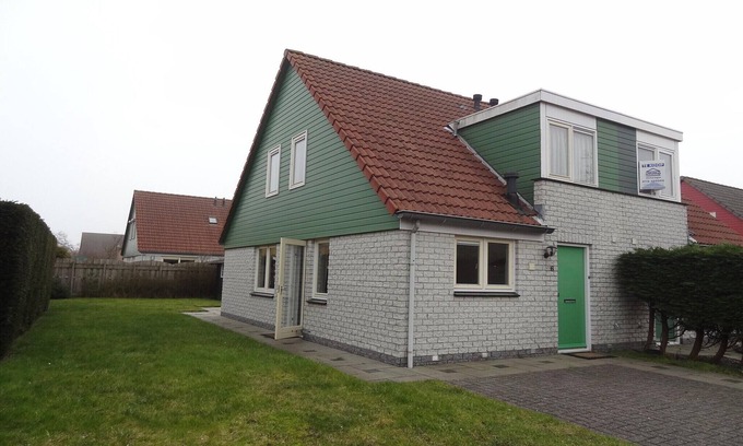 Wemeldinge House | Holiday Home in Zeeland with Spacious Garden