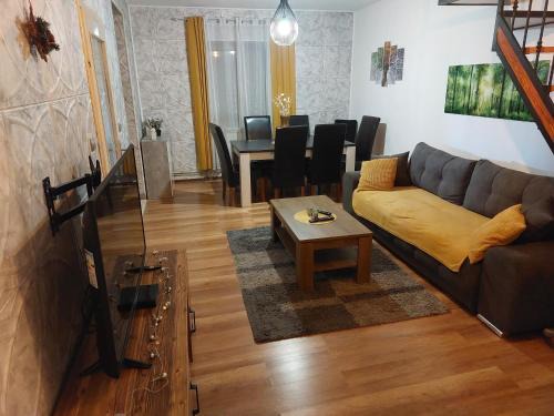Lovinac House | Holiday Home Jurin Raj
