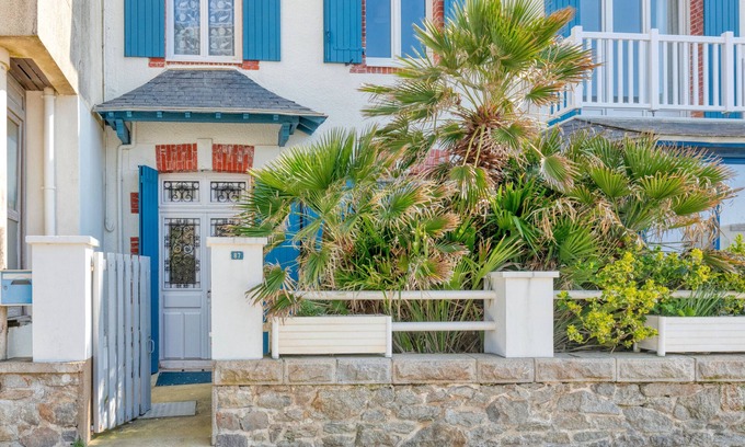 Le Croisic House | Holiday Home 'La Maison De Port Lin' with Private Terrace, Private Garden and Wi-Fi