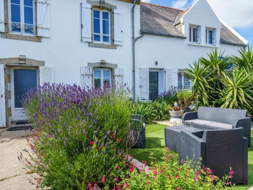 Primelin House | Holiday Home la maison du bonheur by Interhome