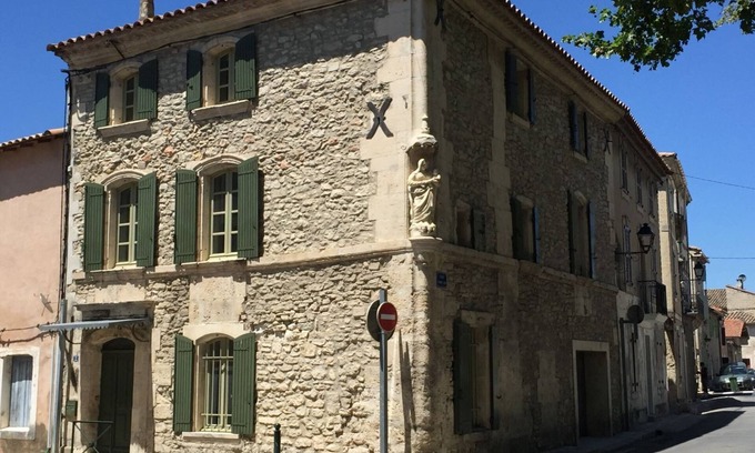Maillane House | Holiday Home 'La Maison Des Bouissonne' with Wi-Fi