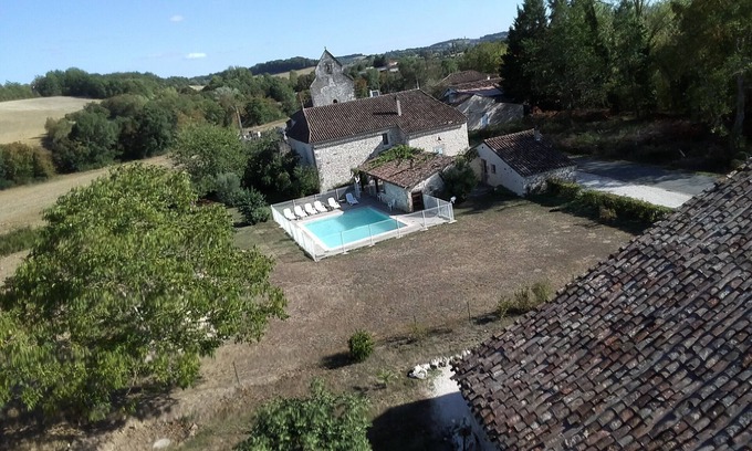 Castillonnes House | Holiday Home "La Petite Maison de Pompiac" with Shared Pool & Wi-Fi