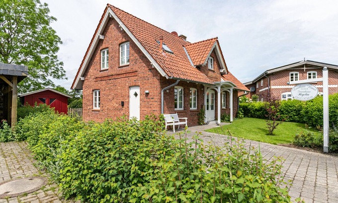 Nubelfeld House | Holiday Home 'Landhaus Högelia Flensbúrger Förde' with Private Terrace, Private Garden and Wi-Fi