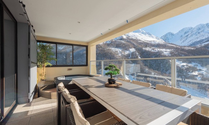 Sers House | Holiday Home 'Le Chalet Des Retrouvailles' with Mountain View, Wi-Fi and Air Conditioning
