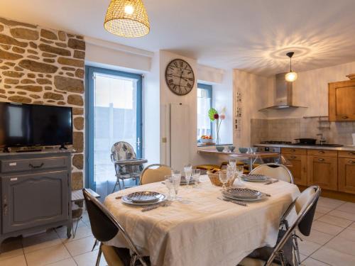 Saint-Coulomb House | Holiday Home Le champin by Interhome