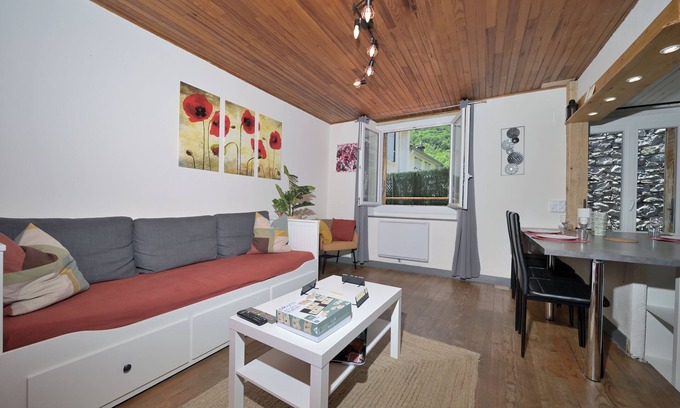Auzat House | Holiday Home 'Le Gîte Des 3000 Avec Spa' with Private Terrace and Wi-Fi