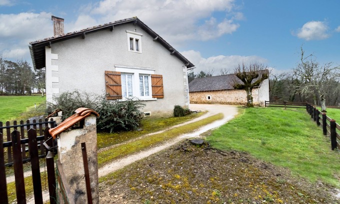 Bussac House | Holiday Home 'Le Haut Picot' with Private Terrace, Wi-Fi and Air Conditioning