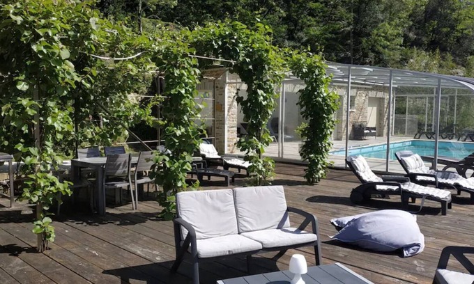 Saumane House | Holiday Home 'Les Châtaigniers' with Mountain View, Private Garden and Wi-Fi