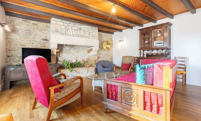 Mellac House | Holiday Home 'Les Hirondelles' with Private Terrace, Private Garden and Wi-Fi