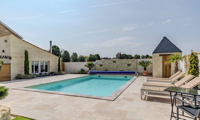 Montagne House | Holiday Home 'Les Marronniers' with Private Pool, Private Terrace and Wi-Fi
