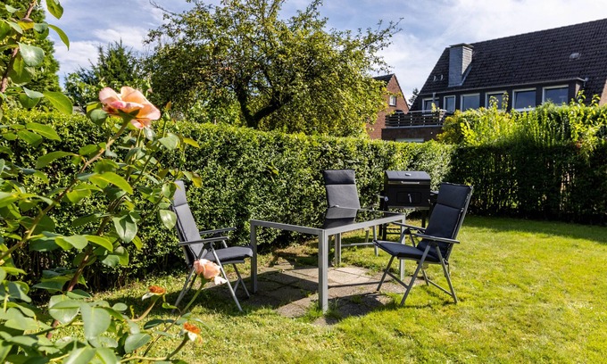 Bottrop Apartment | Holiday Home 'Lichtblick' with Private Terrace, Shared Garden and Wi-Fi