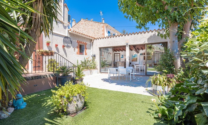 Villemolaque House | Holiday Home 'Lina' with Private Terrace, Wi-Fi and Air Conditioning