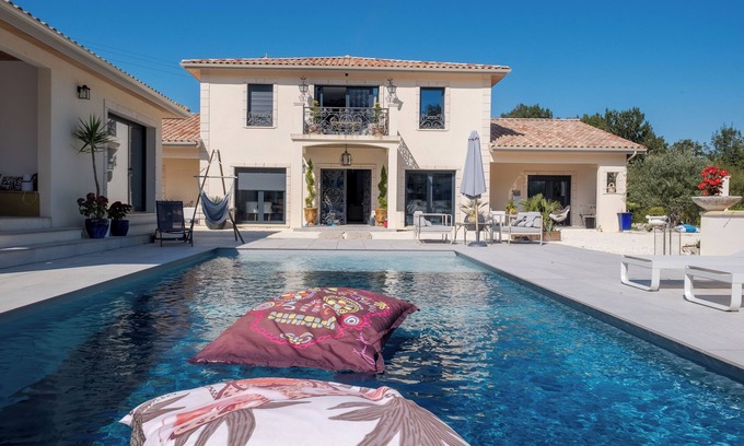 Carsac-de-Gurson House | Holiday Home 'Maison De Vacances Carsac-de-Gurson' with Shared Pool, Terrace and Garden