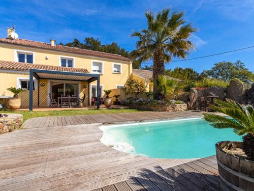 Bormes-Les-Mimosas House | Holiday Home Maison Boutons d'Or by Interhome
