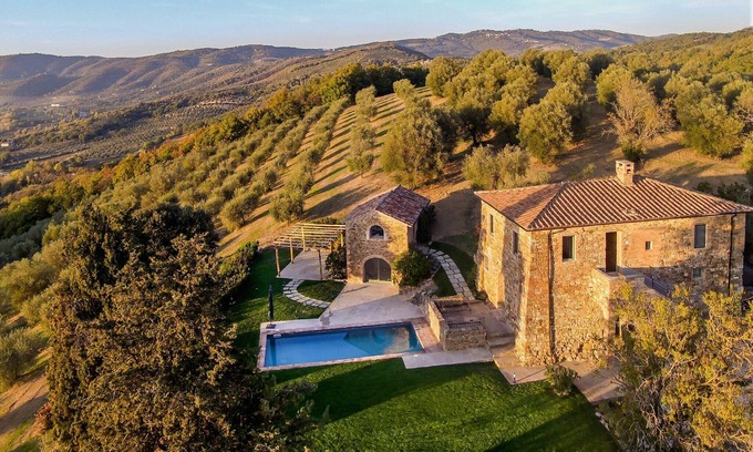 Magione Villa | Holiday Home Magione Lake View Pool