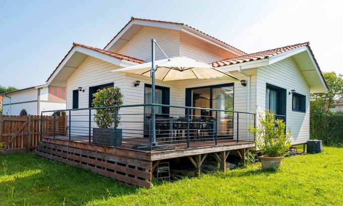 Seignosse House | Holiday Home 'Maison Des Tucs Dous' with Terrace, Wi-Fi and Air Conditioning