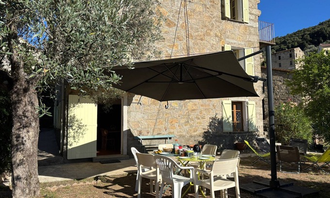 Poggiolo House | Holiday Home 'Maison De Jeannette' with Mountain View, Private Terrace and Wi-Fi