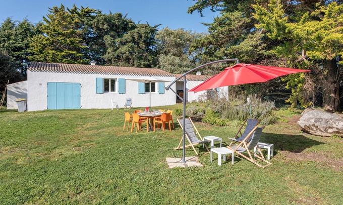 Ile d'Yeu House | Holiday Home 'Maison 250m Plage - Grand Jardin' with Private Garden and Wi-Fi