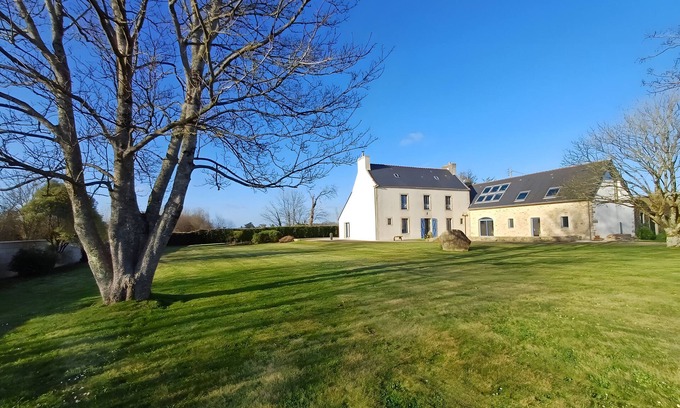 Mahalon House | Holiday Home 'Maison Indépendante' with Private Terrace, Private Garden and Wi-Fi