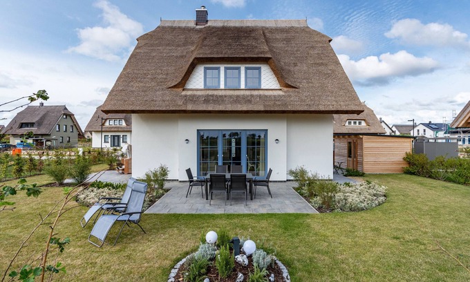 Dranske House | Holiday Home 'Maison Mer Baltique' with Sea View, Private Terrace and Wi-Fi