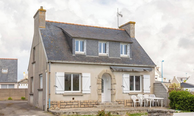 Saint-Guenole House | Holiday Home 'Maison Proche Du Port Plage Et Surf' with Private Terrace, Private Garden and Wi-Fi
