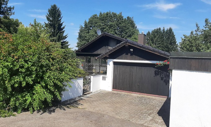 Burgthann House | Holiday Home 'Mit Schwimmhalle' with Private Terrace, Private Garden and Wi-Fi