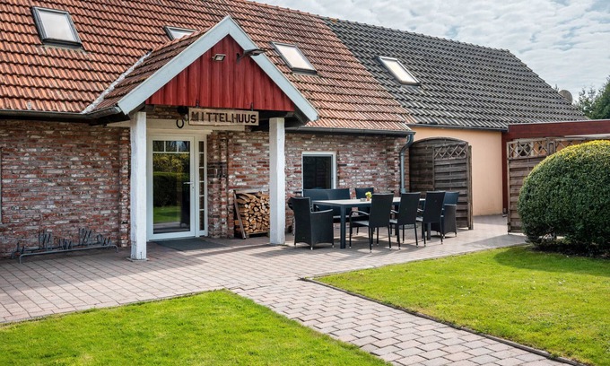Wangerland House | Holiday Home 'Mittelhuus' with Private Terrace, Private Garden and Wi-Fi