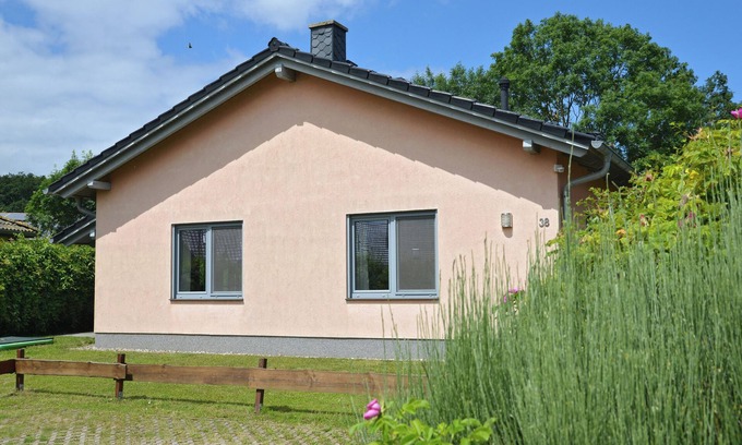 Zierow House | Holiday home near the beach with garden