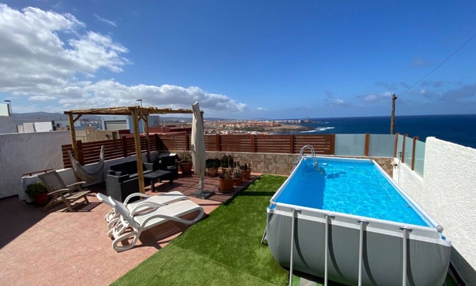Telde House | Holiday Home 'Olas De Plata' with Mountain Views, Private Terrace and Wi-Fi