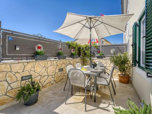 Smrika House | Holiday Home Old Queen by Interhome