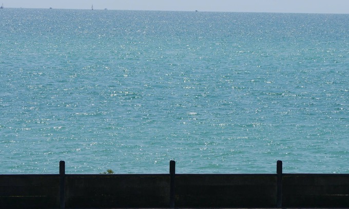 Rustington House | Holiday Home overlooking the sea with parking