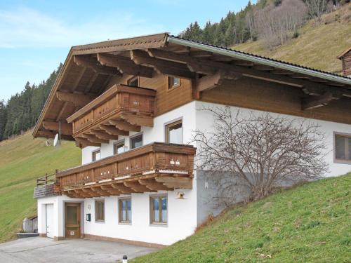 Bramberg am Wildkogel House | Holiday Home Prieslern-3 by Interhome