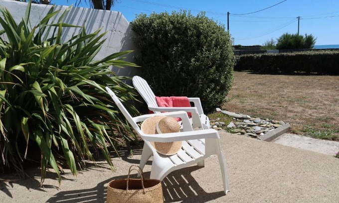 Plozevet House | Holiday Home Rendez-vous à la plage by Interhome