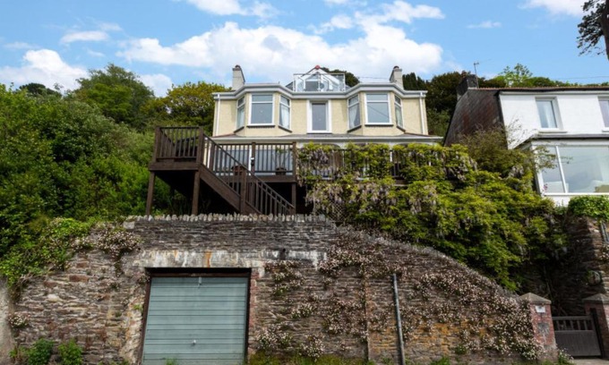 Looe House | Holiday Home Sandy by Interhome