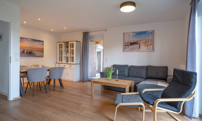 Berum House | Holiday Home 'Schwalbe' with Private Terrace, Private Garden and Wi-Fi