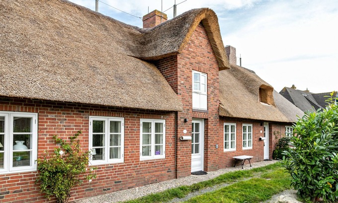 Alkersum House | Holiday Home 'Skriiwers Hüüs' with Private Terrace and Wi-Fi