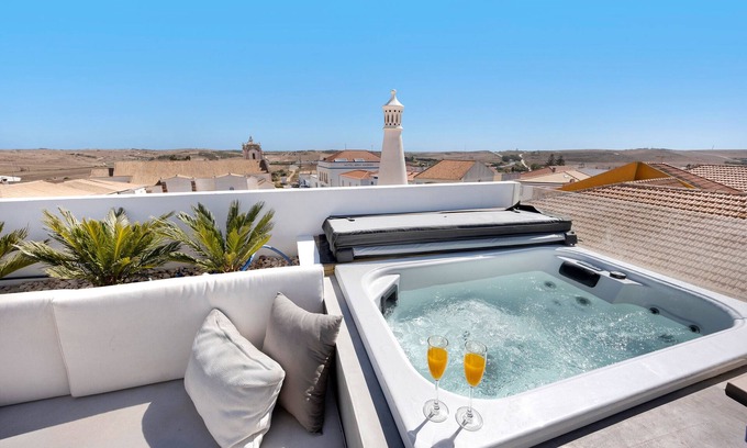 Vila do Bispo House | Holiday Home 'Surfer’s Sanctuary - Algarve' with Mountain View, Wi-Fi and Air Conditioning