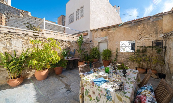 Aigues House | Holiday Home 'The 2 Rooms' with Private Terrace, Wi-Fi and Air Conditioning