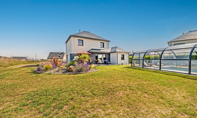 Plouguerneau House | Holiday Home 'Ti Braz Magnifique Maison Piscine' with Sea View, Private Pool and Wi-Fi
