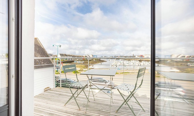 Treffiagat House | Holiday Home 'Ti Penn Ar Porz - Vue Port' with Sea View, Private Terrace and Wi-Fi
