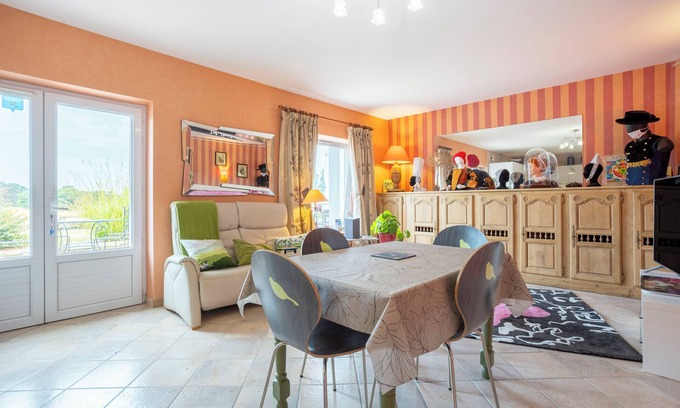 Kerlaz House | Holiday Home 'Ty Kreis - Vue Mer' with Private Terrace, Shared Garden and Wi-Fi