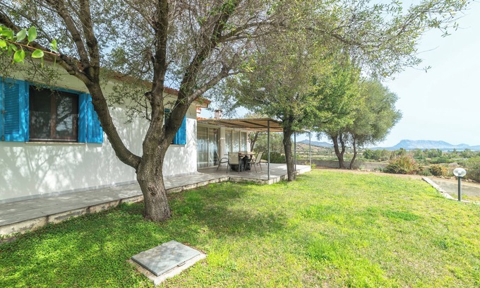 San Teodoro House | Holiday Home 'Villa singola con vista mare' with Sea View, Garden & A/C