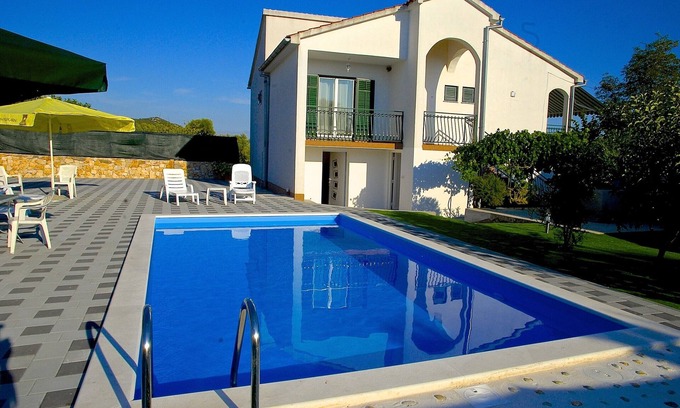 Dazlina House | Holiday Home Vinac - Three Bedroom Holiday home with Pool