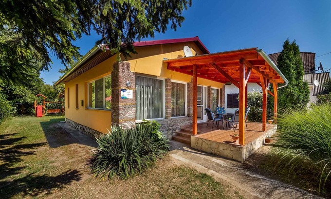 Balatonkeresztur House | Holiday home with a large terrace