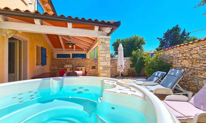 Kavran House | Holiday home with air conditioning