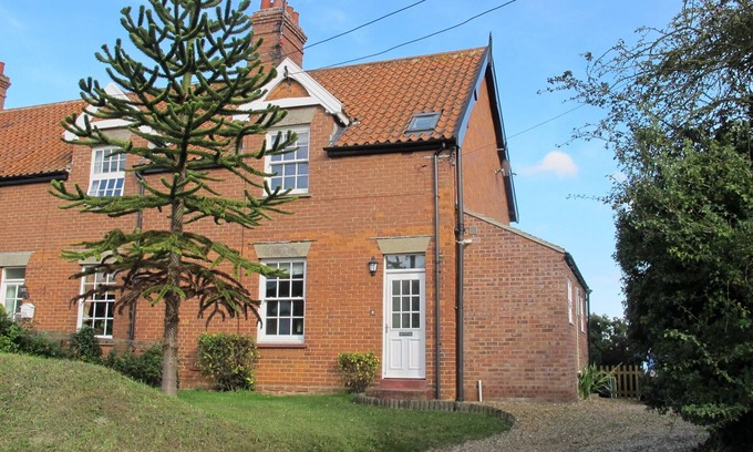 Sedgeford Cottage | Holiday home with EV Charger. 3 bedrooms & a large garden - Sleeps 6