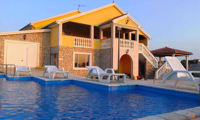 Benkovac House | Holiday home with pool and air conditioning